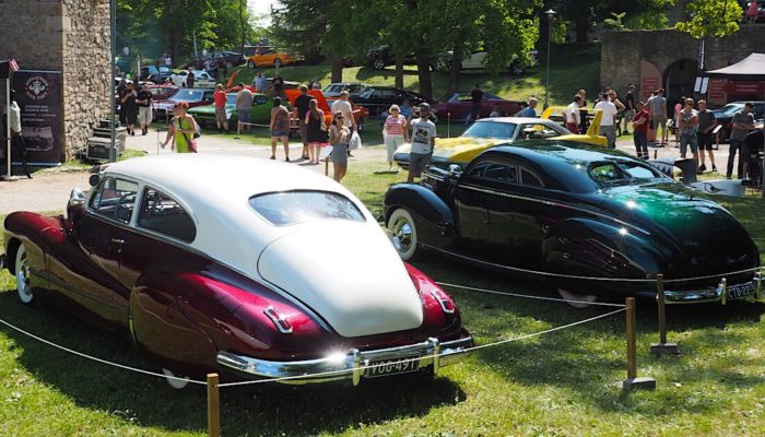 1939 Mecury 99A coupe ja 1946 Buick Roadmaster Sedanet. Tekijä: Kai Lappalainen, lisenssi: CC-BY-40.