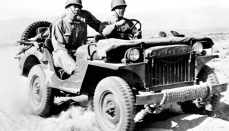 1941 Willys MA koulutusajossa aavikolla Kaliforniassa. Tekijä: yhdysvaltain armeija, lisenssi: Public domain.