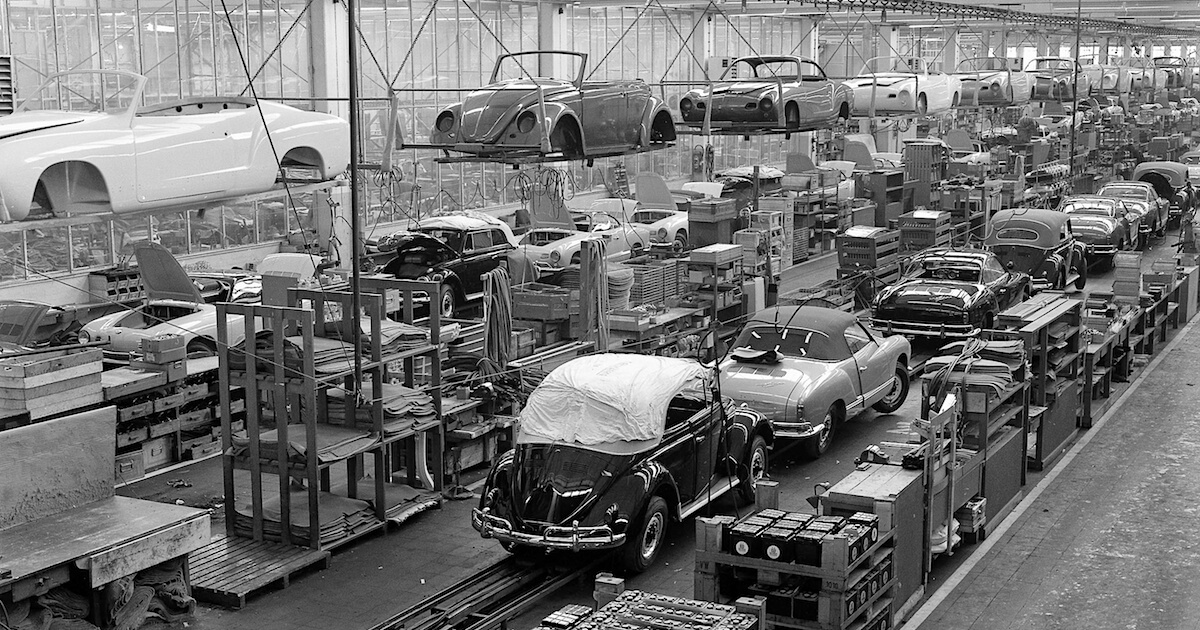 Avokorisia Karmann Ghioja ja kuplavolkkareita valmistumassa Karmannin tehtaalla Osnabrückissä Saksassa. Kuva ja copyright: Volkswagen AG.