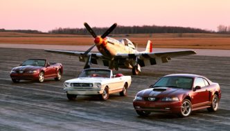 P-51 Mustang hävittäjälentokone, 1964 avo-Mustang ja 2004 Mustang erikoismallit. Kuvan copyright: Ford Motor Company.