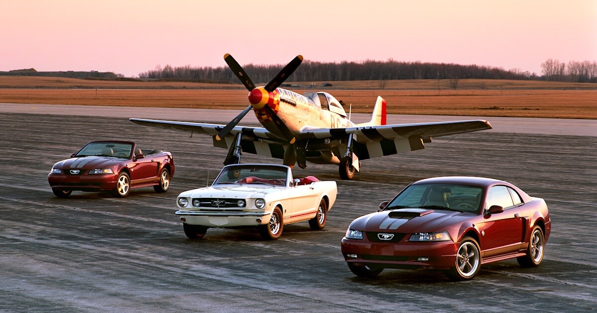 P-51 Mustang hävittäjälentokone, 1964 avo-Mustang ja 2004 Mustang erikoismallit. Kuvan copyright: Ford Motor Company.