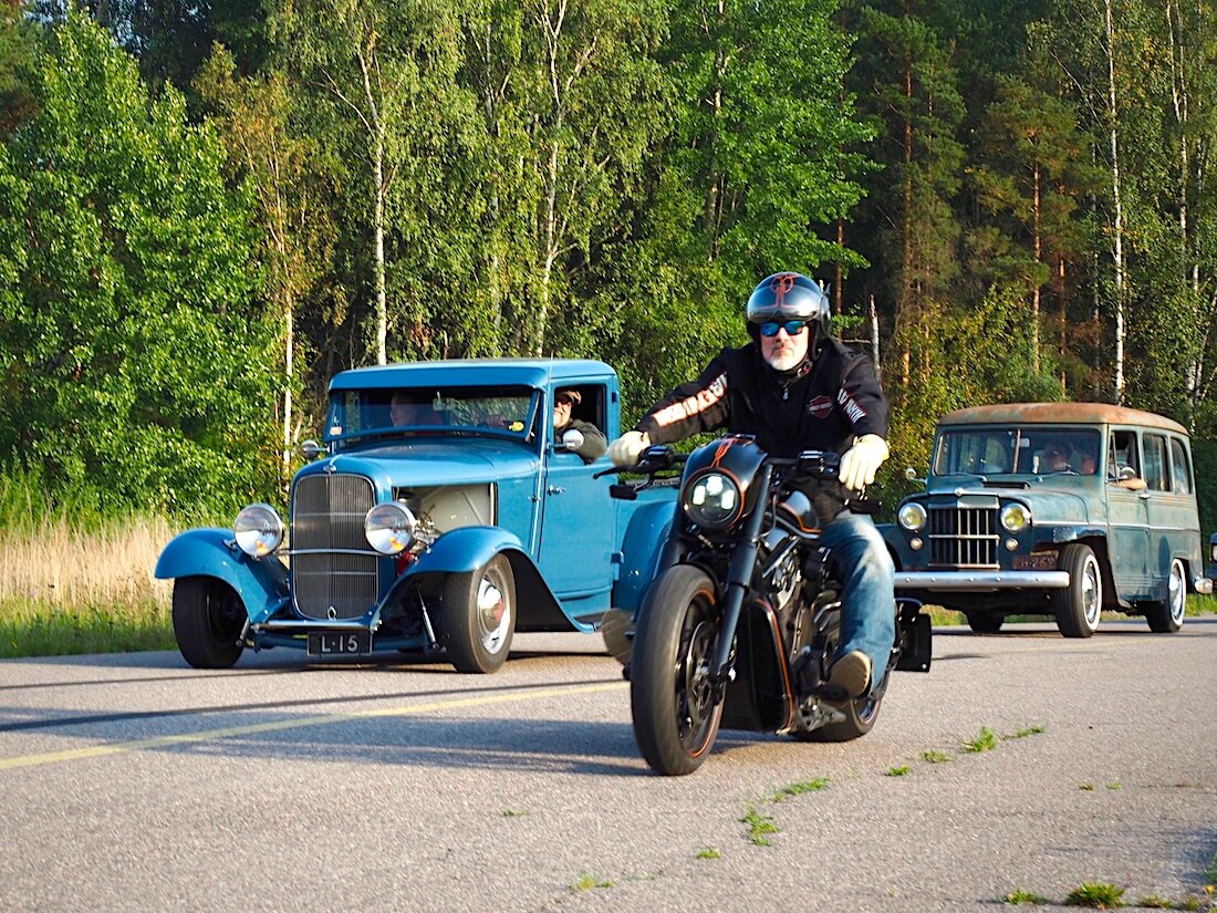 1932 Ford B Pickup Rodi 232cid V8 ja Jeep Wagoneer saapumassa Malmille. Tekijä: Kai Lappalainen. Lisenssi: CC-BY-40.