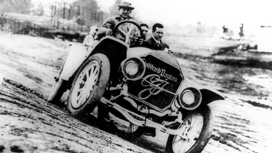 1911 Stoddard-Dayton pace car ratissaan Indianapoliksen radan perustaja Carl G. Fisher. Kuva: Public domain.