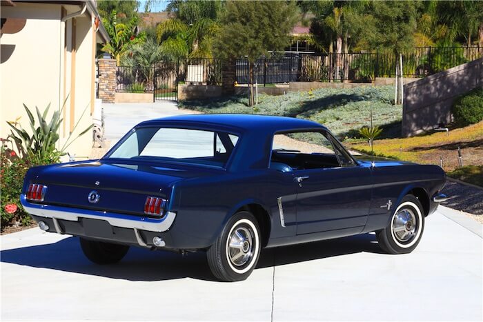 1964.5 Caspian Blue sininen esituotanto Mustang. Kuva ja copyright: Barrett-Jackson.