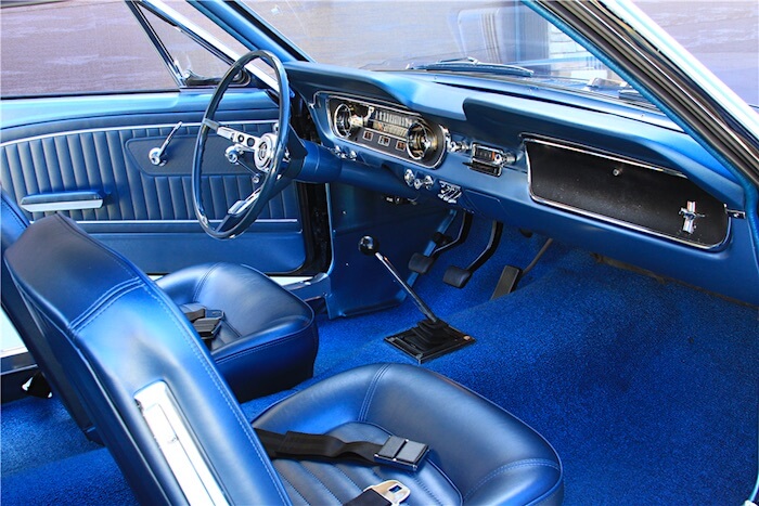 Ensimmäisen Ford Mustang Hardtop Coupen sisusta. Kuva ja copyright: Barrett-Jackson.