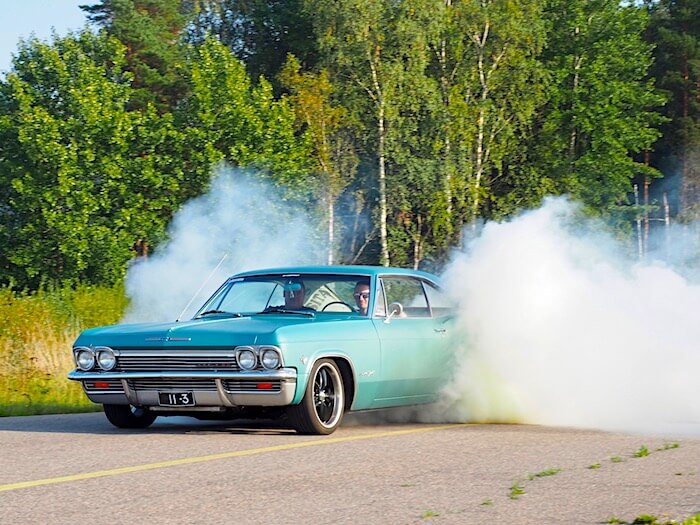 1965 Chevrolet Impala Super Sport polttaa kumia. Tekijä: Kai Lappalainen. Lisenssi: CC-BY-40.