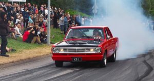 1969 Plymouth Valiant burnout Vantaalla. Tekijä: Kai Lappalainen. Lisenssi: CC-BY-40.