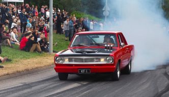 1969 Plymouth Valiant burnout Vantaalla. Tekijä: Kai Lappalainen. Lisenssi: CC-BY-40.