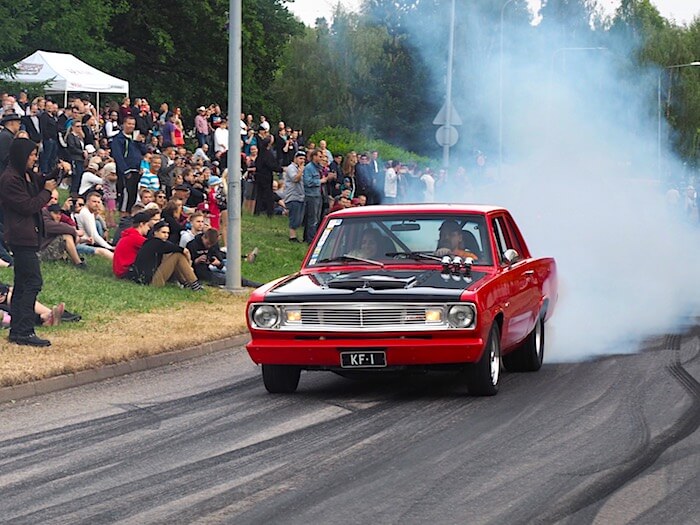 1969 Plymouth Valiant burnout Vantaalla. Tekijä: Kai Lappalainen. Lisenssi: CC-BY-40.