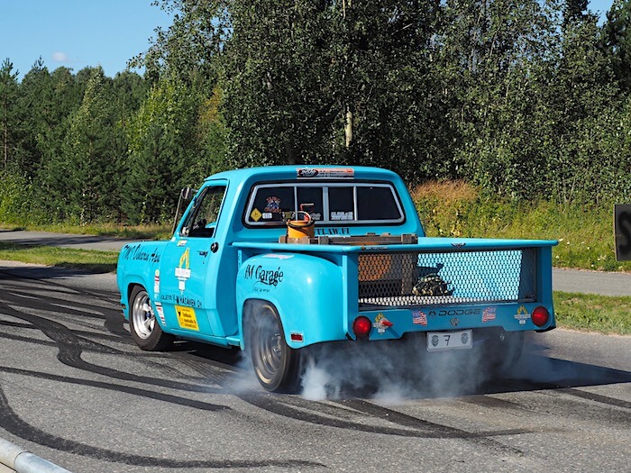 Dodge Stepside pickup polttaa kumia Linnacruisingissa. Tekijä: Kai Lappalainen. Lisenssi: CC-BY-40.