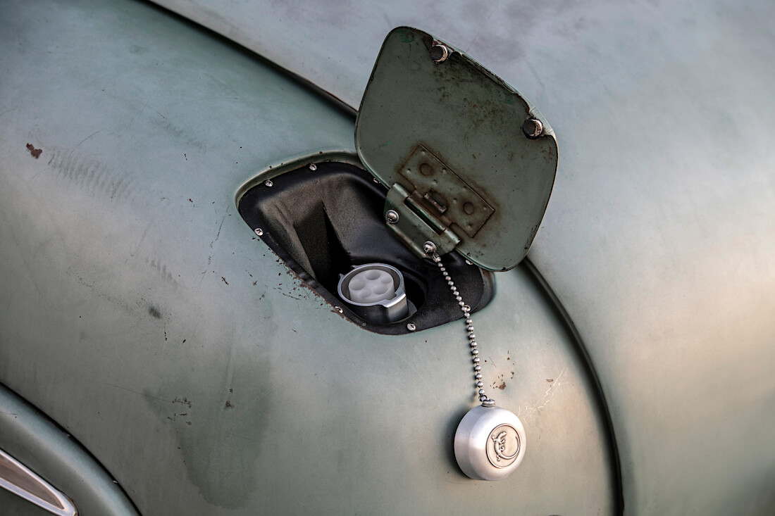 1949-Mercury-Coupe-Derelict-latauspiste-bensatankin-korin-alla-ICON-WheelsFI 1949 Mercury Coupe Derelict Teslan latauspiste. Kuva ja copyright: ICON.