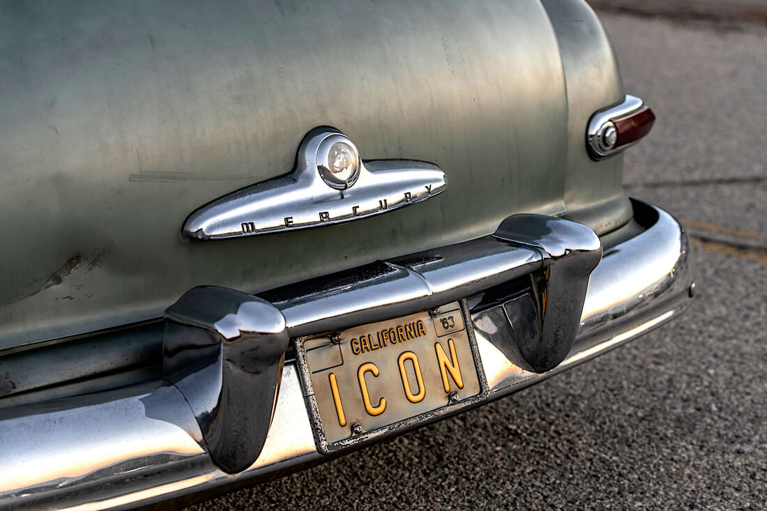 1949-Mercury-Coupe-Derelict-latauspiste-rekisterikilven-takana-ICON-WheelsFI 1949 Mercury Coupe Darelict takapuskuri. Kuva ja copyright: ICON.