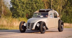 1956 Citroen 2CV rodi ajossa. Kuva: Kai Lappalainen. Lisenssi: CCBY40.