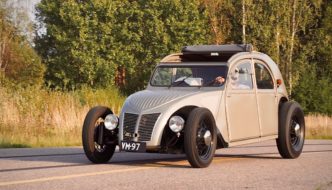 1956 Citroen 2CV rodi ajossa. Kuva: Kai Lappalainen. Lisenssi: CCBY40.