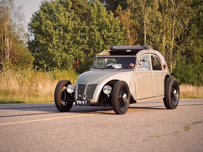 1956 Citroen 2CV rodi ajossa. Kuva: Kai Lappalainen. Lisenssi: CCBY40.