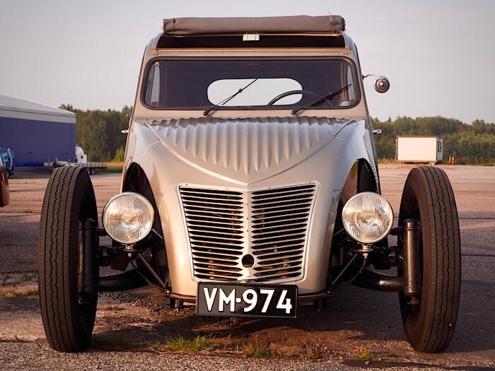 1956 Citroen 2CV rodi edestä. Kuva: Kai Lappalainen. Lisenssi: CCBY40.