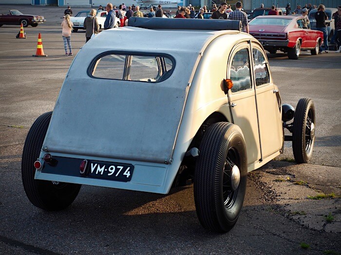 1956 Citroen 2CV rodi takaa. Kuva: Kai Lappalainen. Lisenssi: CCBY40.