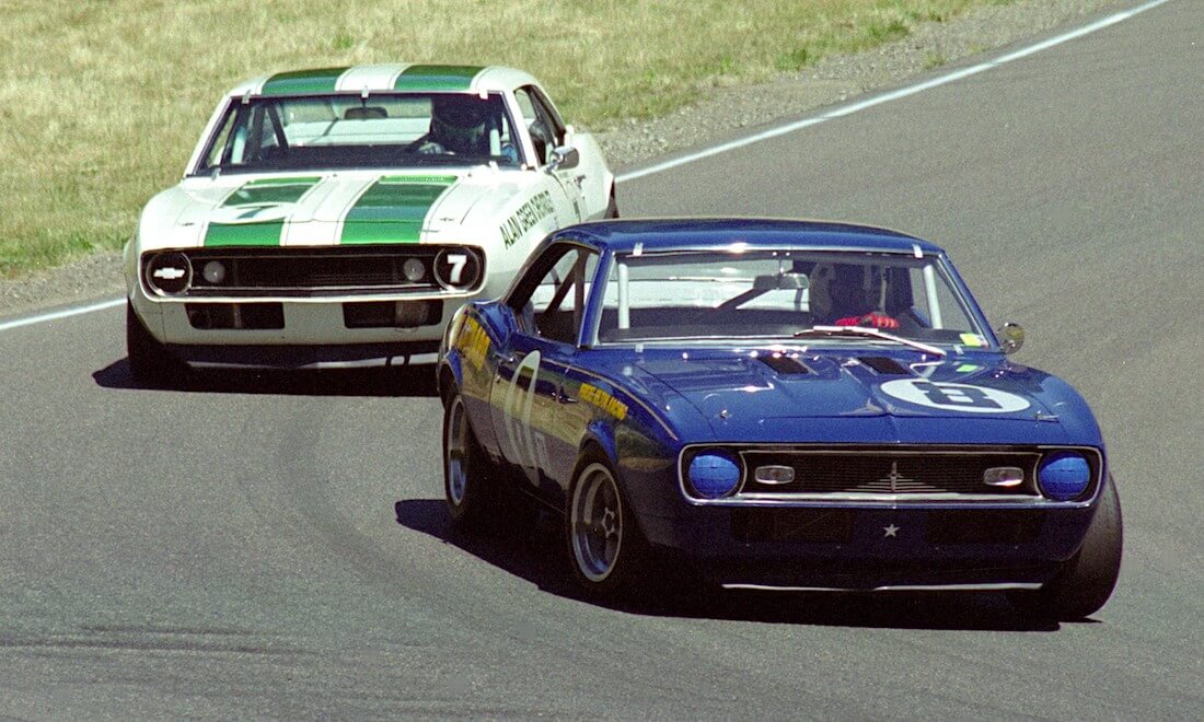 Alan Green tiimin 1967 Chevrolet Camaro Z/28 Trans-Am ja 1968 Sunoco Camaro Z28 Trans-Am. Kuva: Jim Culp. Lisenssi: CCBYNC20.