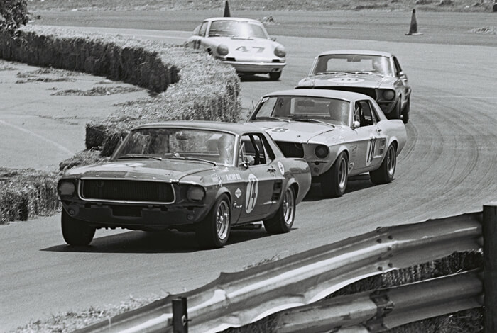 1967 Trans-Am Green Vally osakilpailu. Kolme 1967 Mustang Boss 302 kilpa-autoa. Kuva: Dave Friedman collection. Lisenssi: CCBYNCND20.