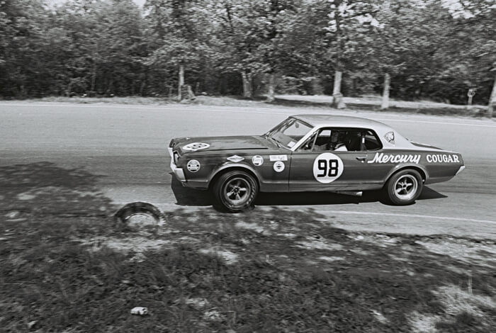 1967 Mercury Courgar trans-Am kuljettajana Dan Gurney. Kuva: Dave Friedman collection. Lisenssi: CCBYNCND20.