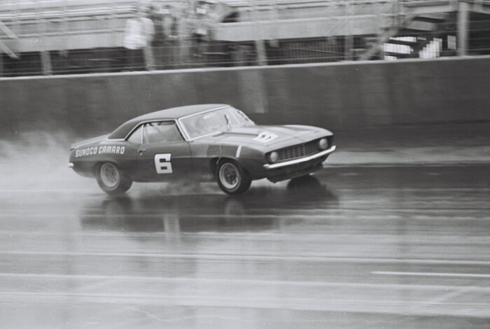 Roger Pensken tiimin 1969 Sunoco Camaro kuljettaja Mark Donohue. Kuva: Dave Friedman collection. Lisenssi: CCBYNCND20.