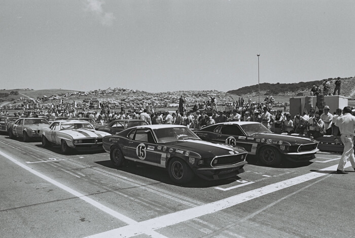 Lähtöruudukko 1969 Trans-Am sarjan Laguna Secan osakilpailussa. Paalupaikalla Parnelli Jones Ford Mustangilla. Kuva: Dave Friedman collection. Lisenssi: CCBYNCND20.