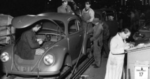 Kuplavolkkareiden valmistus Wolfsburgin tuotantolinjalla 1940-luvulla. Kuva ja copyright: Volkswagen AG.