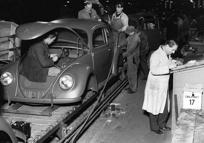 Kuplavolkkareiden valmistus Wolfsburgin tuotantolinjalla 1940-luvulla. Kuva ja copyright: Volkswagen AG.