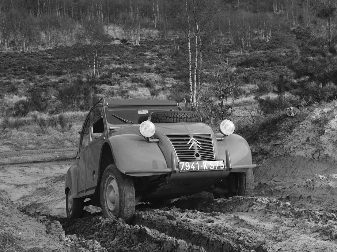 1958 Citroën 2CV Sahara. Kuva ja copyright: Citroen Communications.