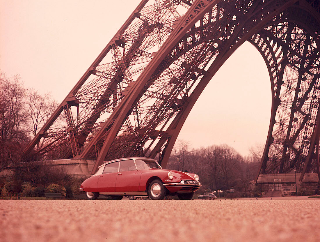 1960 Citroën DS19 Eiffel-tornin juurella. Kuva ja copyright: A. Martin ja Citroen Communications.