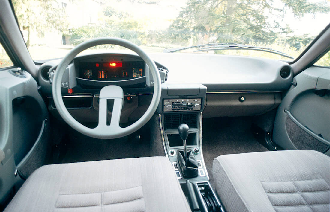 1983 Citroën CX 20 TRE ohjaamo. Kuva ja copyright: Citroen Communications.