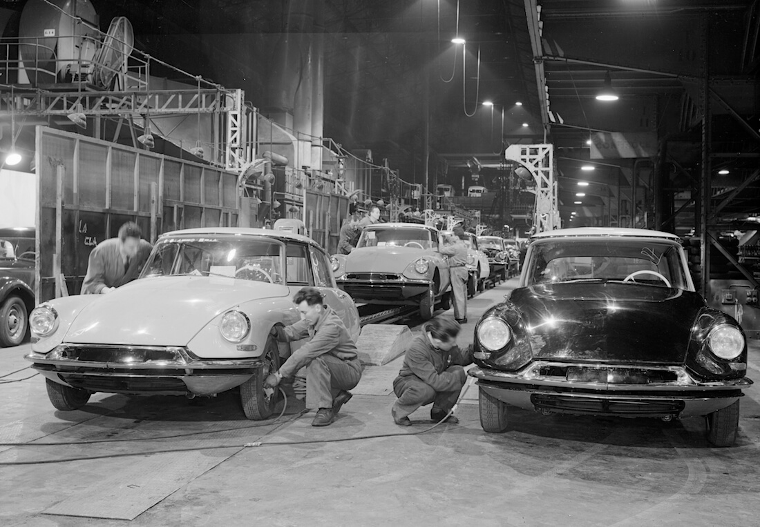 Citroën DS tuotantolinja 1950-luvulla. Kuva ja copyright: Citroen Communications.