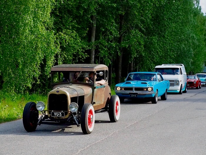 Jenkkiautoja saapuu harrasteautotapahtumaan. Kuva: Kai Lappalainen. Lisenssi: CCBY40.