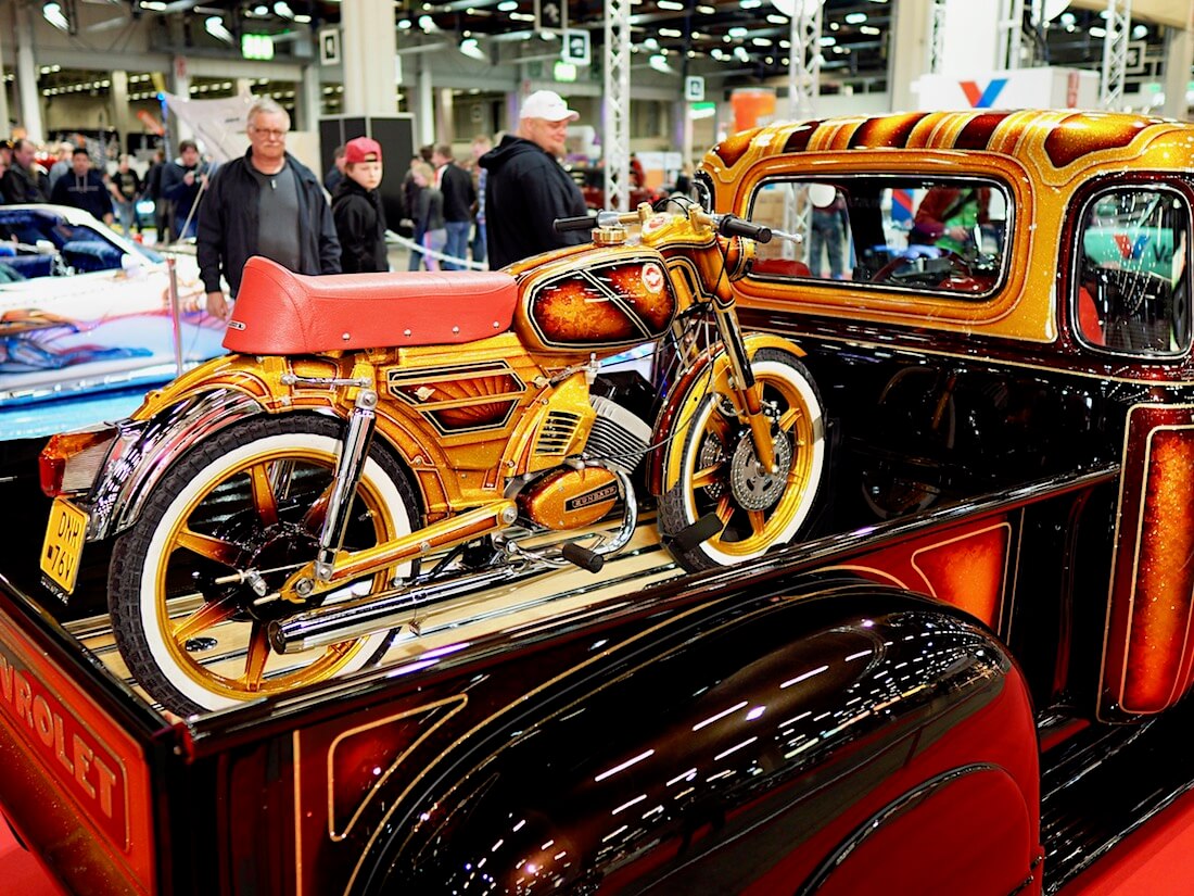 1952 Chevrolet 3100 pickup ja Zundapp custom-moottoripyörä. Kuva: Kai Lappalainen. Lisenssi: CC-BY-40.