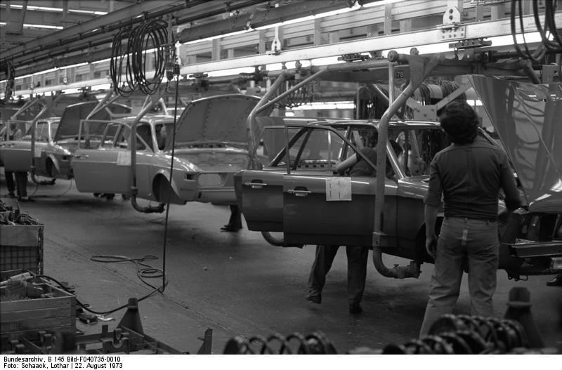 Volkswagenin tehtaan tuotantolinja 1973. Kuva: Bundesarchiv. Lisenssi: CCBY30.