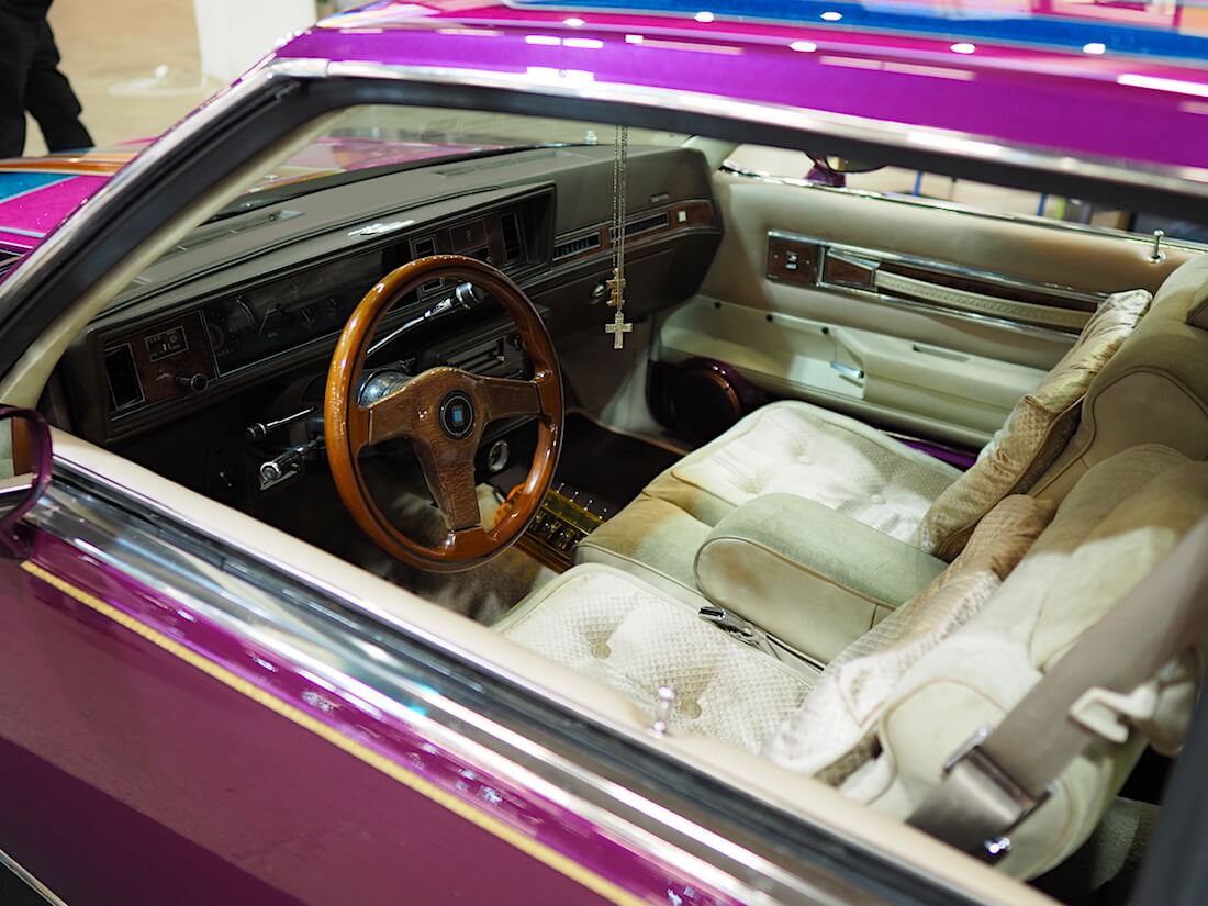 1981 Oldsmobile Cutlass Supreme Brougham sisusta. Kuva: Kai Lappalainen. Lisenssi: CC-BY-40.