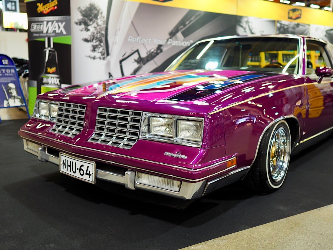 1981 Oldsmobile Cutlass 350cid V8-Lowrider. Kuva: Kai Lappalainen. Lisenssi: CC-BY-40.