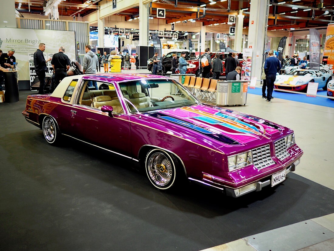 1981 Oldsmobile Cutlass Lowrider custom erikoismaalauksella. Kuva: Kai Lappalainen. Lisenssi: CC-BY-40.