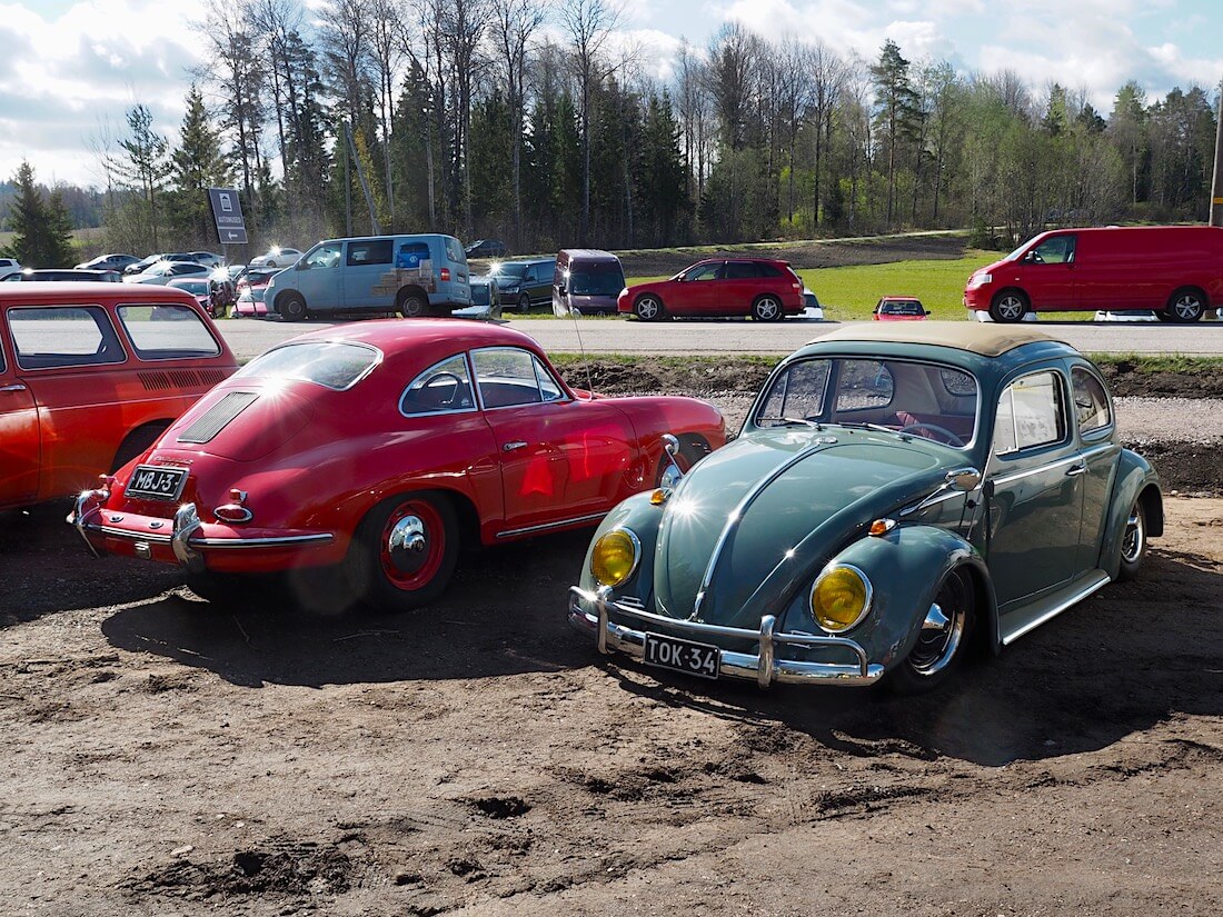 1964 Rättikatto paksutolppa ja 1960 Porsche 356 Coupe B Espoon automuseolla. Kuva: Kai Lappalainen. Lisenssi: CC-BY-40.