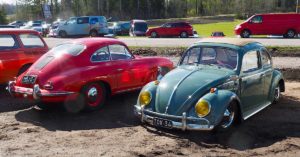 1964 Rättikatto paksutolppa ja 1960 Porsche 356 Coupe B Espoon automuseolla. Kuva: Kai Lappalainen. Lisenssi: CC-BY-40.