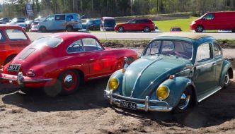 1964 Rättikatto paksutolppa ja 1960 Porsche 356 Coupe B Espoon automuseolla. Kuva: Kai Lappalainen. Lisenssi: CC-BY-40.