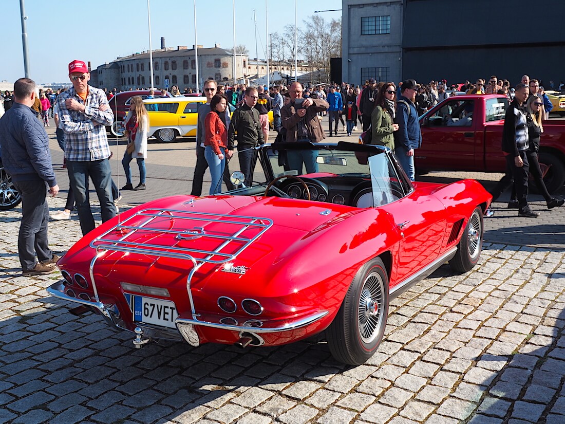 Tallinnan Lennusadam ja punainen 1967 Chevrolet Corvette avoauto. Kuva: Kai Lappalainen. Lisenssi: CC-BY-40.