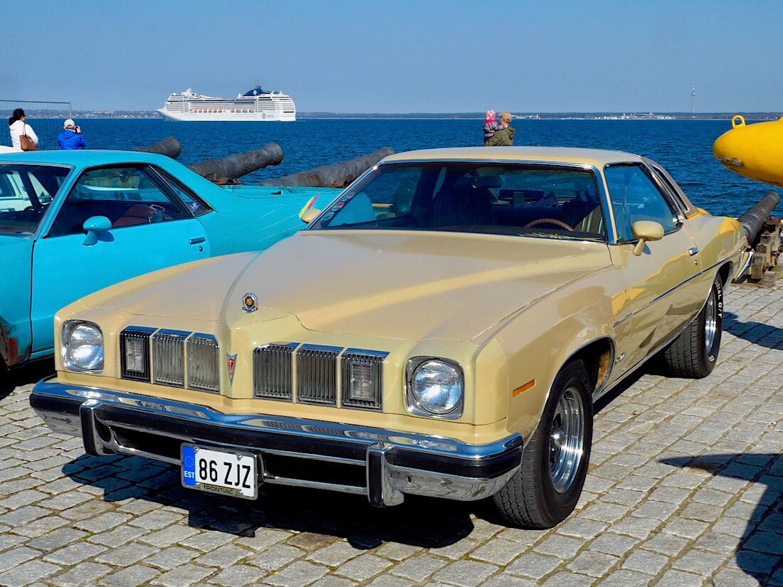 1975 Pontiac Grand LeMans 350cid V8. Kuva: Kai Lappalainen. Lisenssi: CC-BY-40.