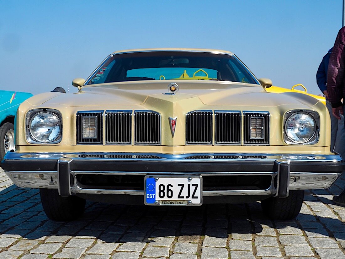 1975 Pontiac Grand Lemand 350cid V8 edestä. Kuva: Kai Lappalainen. Lisenssi: CC-BY-40.