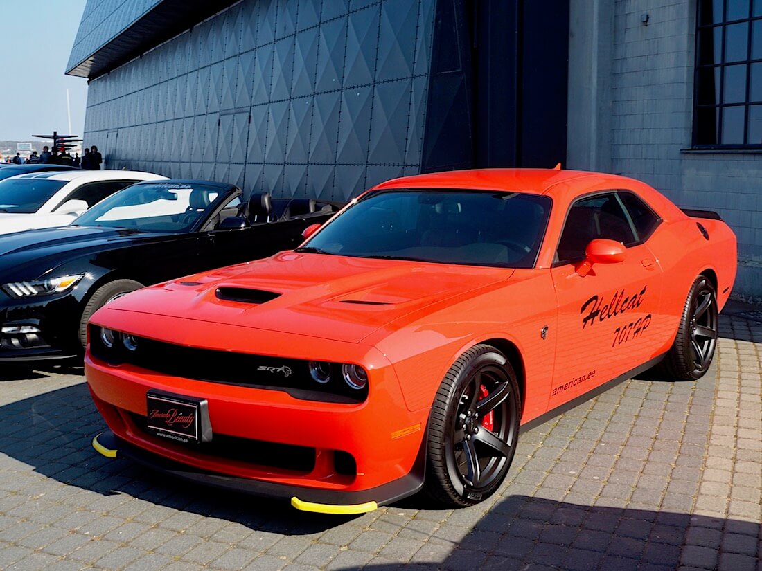 Oranssi 2019 Dodge Challenger SRT Hellcat 707hv. Kuva: Kai Lappalainen. Lisenssi: CC-BY-40.