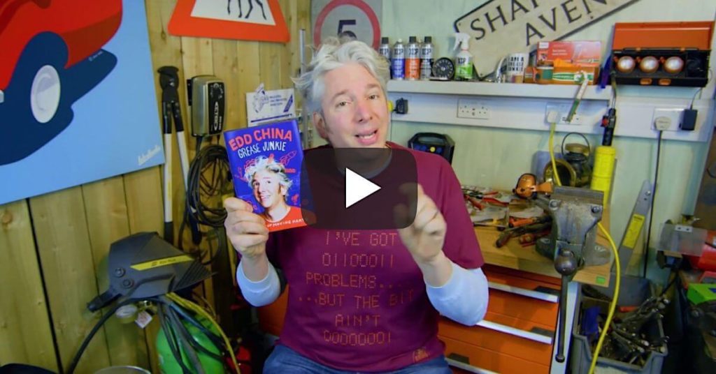 Edd China esittelee kirjansa Grease Junkie: The book of moving parts. Kuva ja Copyright: Edd China (Youtube)