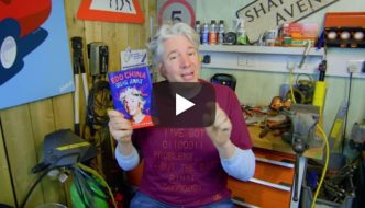 Edd China esittelee kirjansa Grease Junkie: The book of moving parts. Kuva ja Copyright: Edd China (Youtube)