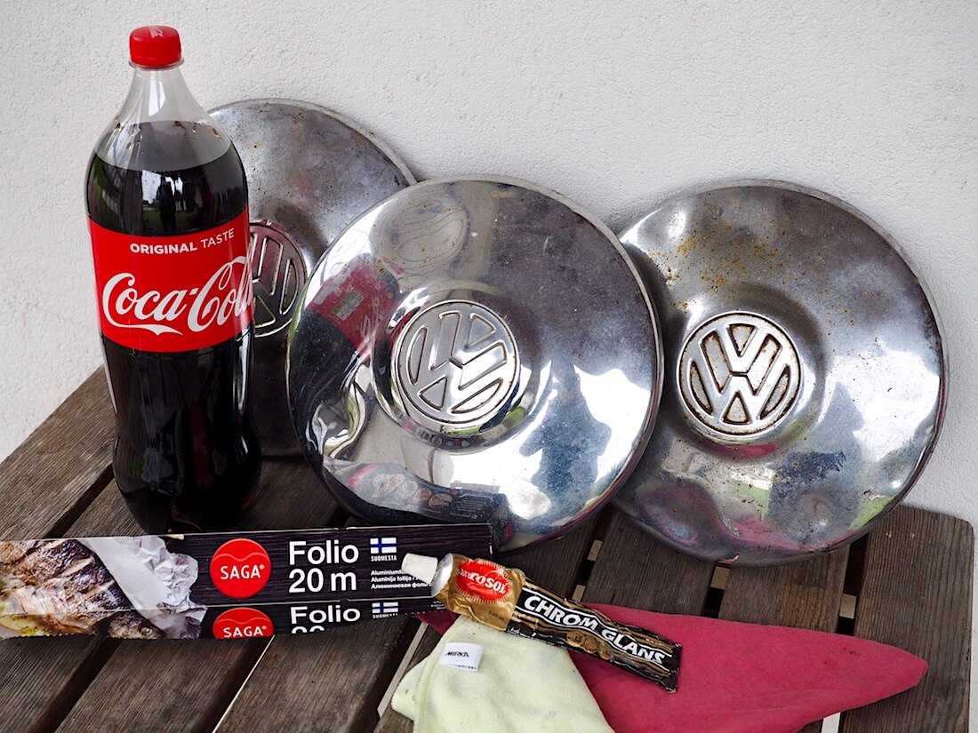 Coca-colaa, alumiinifoliota ja Autosolin chrom glans -krominkiillotustahnaa ja 1967 kuplavolkkarin ruosteisia pölykapseleita. Kuva: Kai Lappalainen. Lisenssi: CC-BY-40.