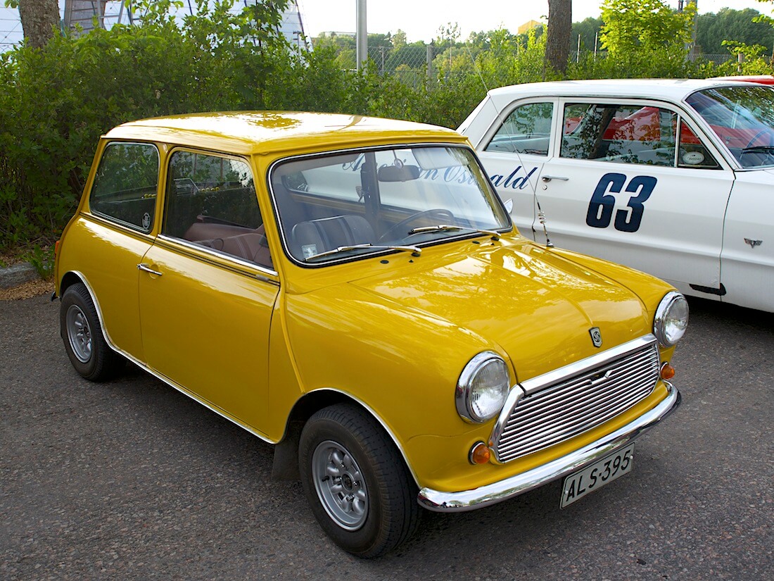 Morris Mini parkkipaikalla. Kuva: Kai Lappalainen. Lisenssi: CC-BY-40.