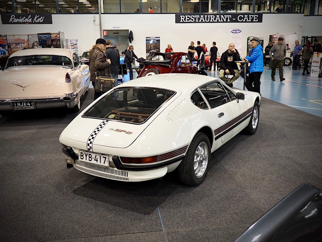 Valkoinen 1973 Volkswagen SP2 urheiluauto Lahden Classic MotorShow:ssa. Kuva: Kai Lappalainen. Lisenssi: CC-BY-40.